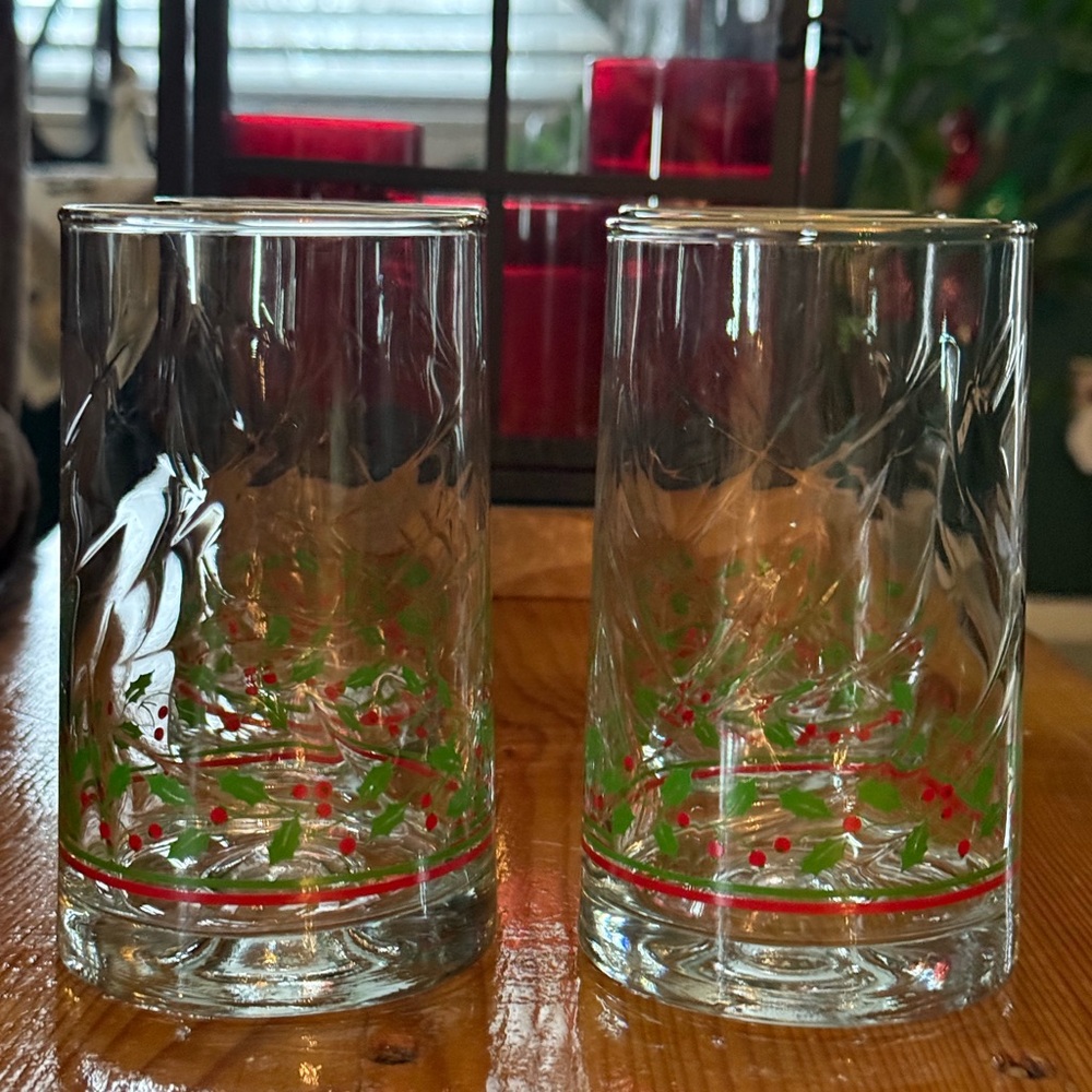Festive Glass Tumblers: Arby’s 1984 Christmas Collection